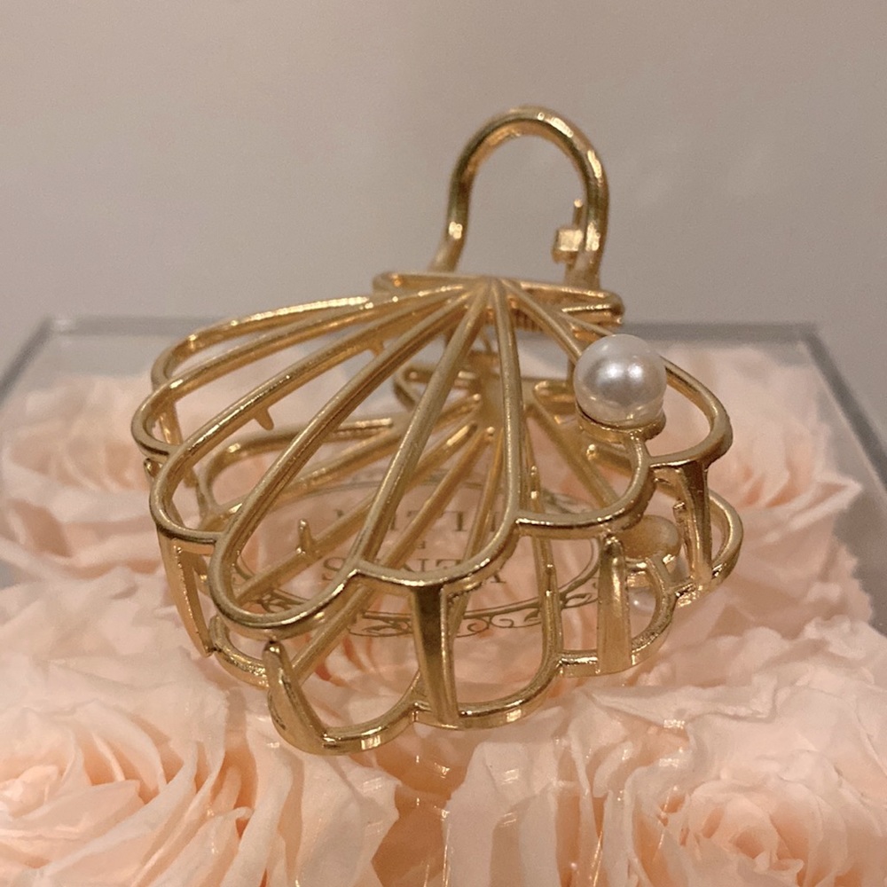 Gold hair claw clip with pearl accent